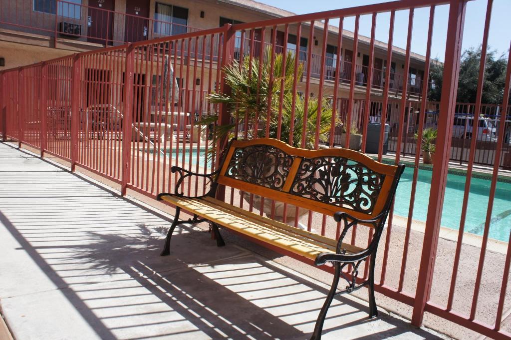Park Avenue Inn & Suites Victorville Bagian luar foto